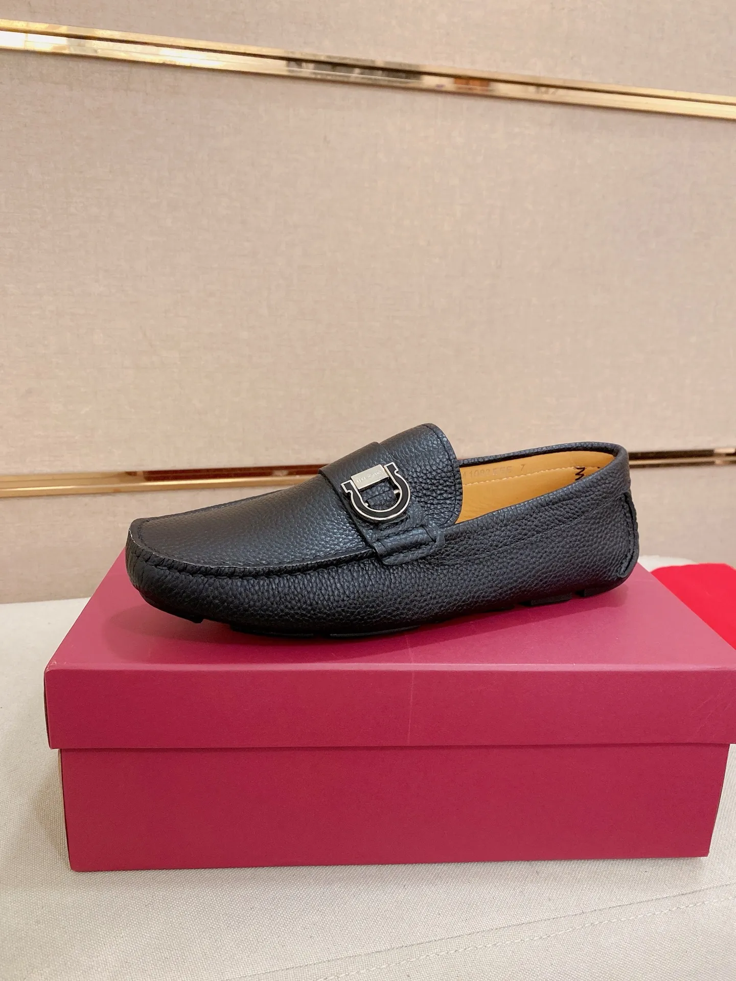 Men's shoes💰: 540💰High-end quality! Ferragamo🆕🆕Exclusive hot-selling products in stock🔥🔥New products on the shelves, high-quality Ferragamo men's pea shoes, high-end casual driving shoes, with complete packaging! 💪 💪 Material: imported first-layer pebbled cowhide 🐂 + imported high-quality water-dyed cowhide lining + wear-resistant outsole 👍🏻👍🏻 Features: high-end and comfortable, purely handmade 🚀 🚀 Create the perfect shoe that suits you best 🔥 🔥 Size: (38-44) 45 standard size can be customized!
